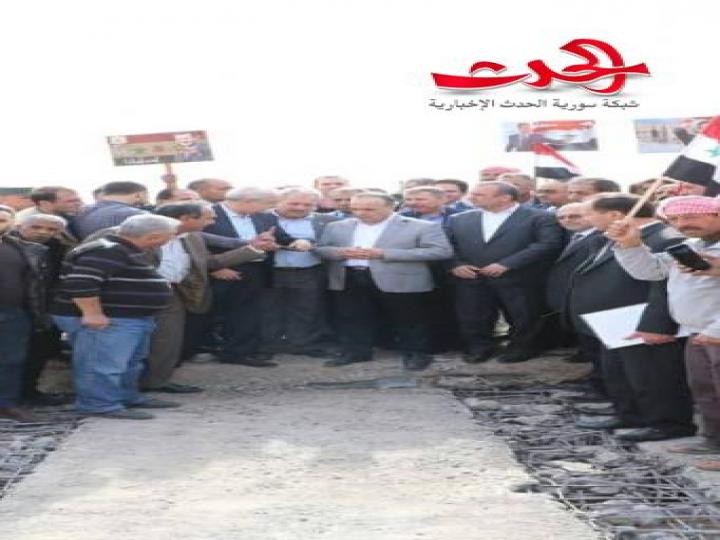 الوفد الحكومي برئاسة المهندس خميس يلتقي مجموعة من صناعيي الشيخ نجار ويتفقد واقع الخدمات والمشاريع المنفذة في ريف حلب الشرقي