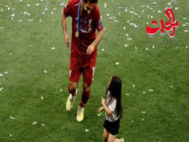  ابنة محمد صلاح تعزف على البيانو وتُغني بالإنجليزية.. فيديو