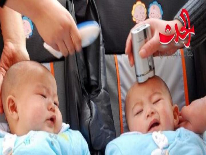 أم تبيع ولديها التوأم لتشتري جهاز هاتف جديد!