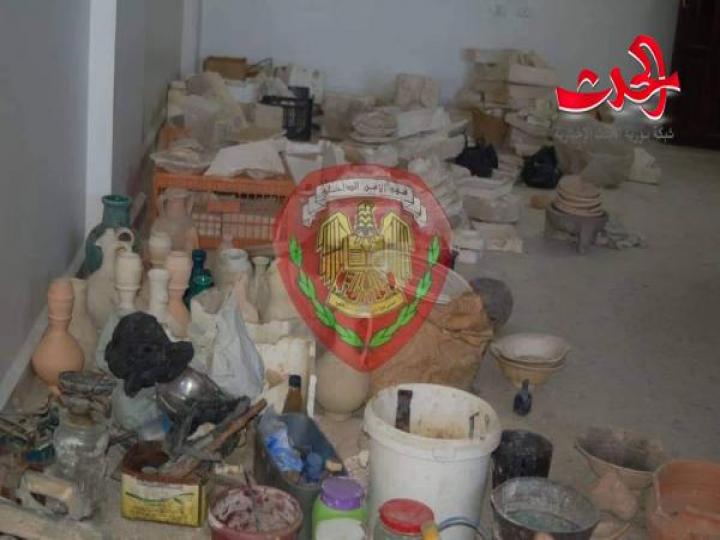 الأمن الجنائي يقبض على عصابـة امتهنـت تهـريب الآثـار وتزويـرها في حمص