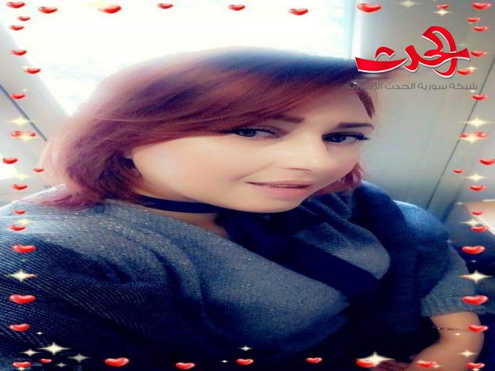 نسرين المسعودي في بهو منزلنا