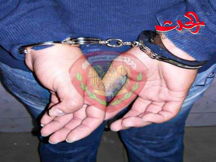 انتحل صفة طبيب لجان الإعفاء الصحي وقسم شرطة برزة في دمشق يلقي القبض عليه وهو يحتال على المواطنين.