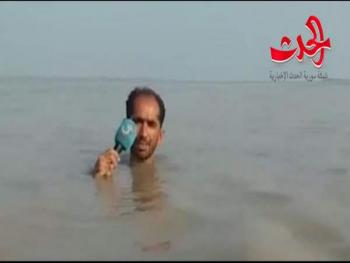  تغطية وسط مياه الفيضان......مراسل باكستاني يتحول الى ظاهرة على الإنترنت