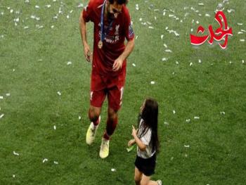  ابنة محمد صلاح تعزف على البيانو وتُغني بالإنجليزية.. فيديو