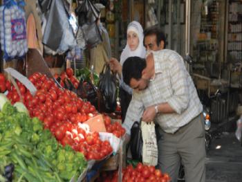 البائعين «الدولار لا يرحمنا لنرحمكم» ..مدير التموين :عقوبات قاسية ورادعة لأي حالة احتكار