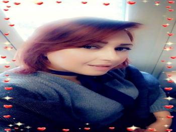 نسرين المسعودي في بهو منزلنا