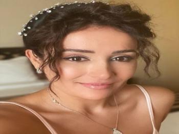 كندا حنّا في إطلالة جريئة..صور