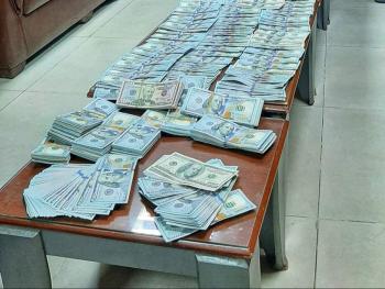 القبض على شخص يقوم بتحويل الأموال سلب رجل مسن 145 ألف دولار أميركي 