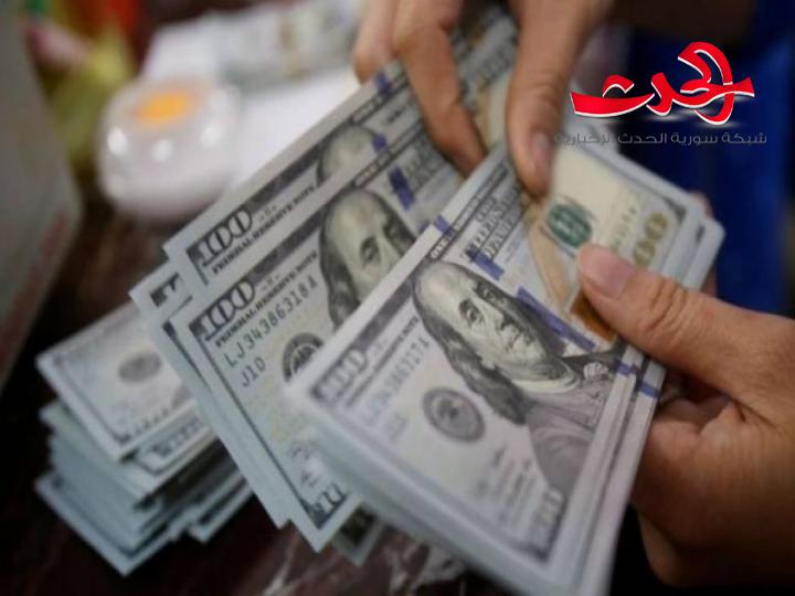 أمريكي محظوظ.. اشترى كنبة مستعملة فعثر بداخلها على كنز