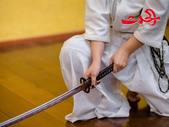 يطلب تسوية النزاع مع زوجته بمبارزة بالسيوف