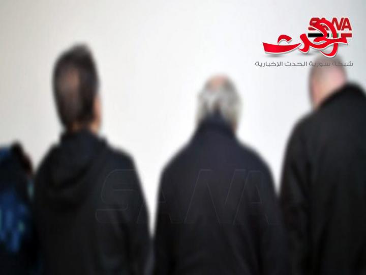 القبض على عدد من الأشخاص يقومون بتصريف العملات الأجنبية وتحويل الأموال دون ترخيص