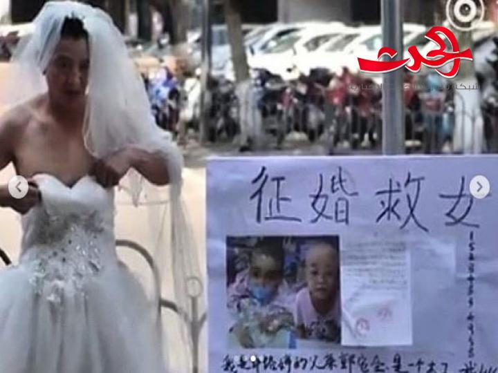 أب يخرج عن المألوف ويرتدي فستان زفاف.. تعرف الى قصته