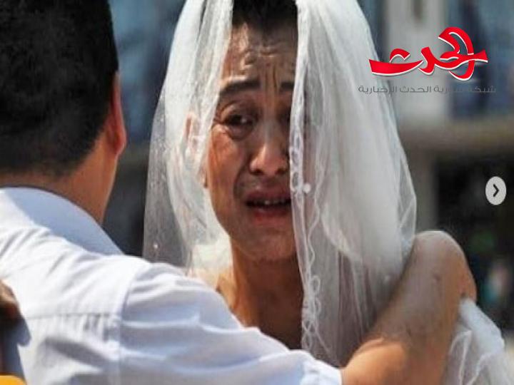 أب يخرج عن المألوف ويرتدي فستان زفاف.. تعرف الى قصته