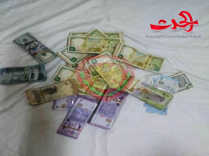 إدارة الامن الجنائي في درعا تلقي القبض على صاحب يتعامل بغير الليرة السورية ويقوم بتصريف عملات أجنبية بدون ترخيص.