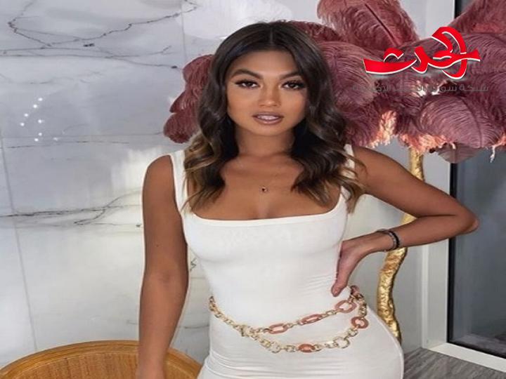 عاملة برغر تتحول إلى عارضة أزياء وتجني الاف الدولارات