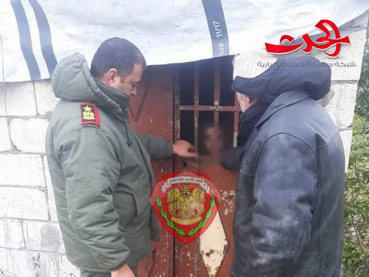 الشرطة تحرر طفل من سجن والده في اللاذقية.. سجنه في زريبة حيوانات