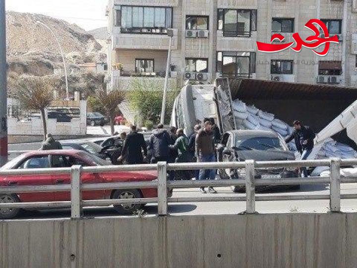 حادث مروري في دمر يتسبب في وفاة شخص وتدهور 15 سيارة