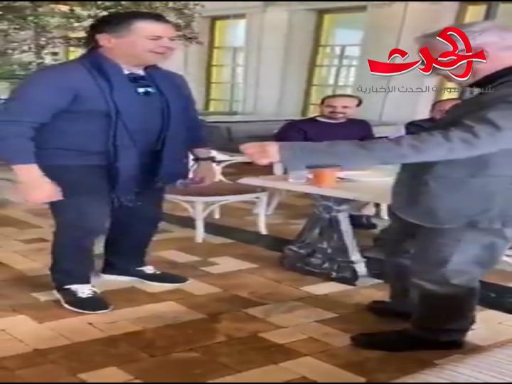 راغب علامة يبتكر نوعا جديدا من المصافحة اتقاء لشر كورونا