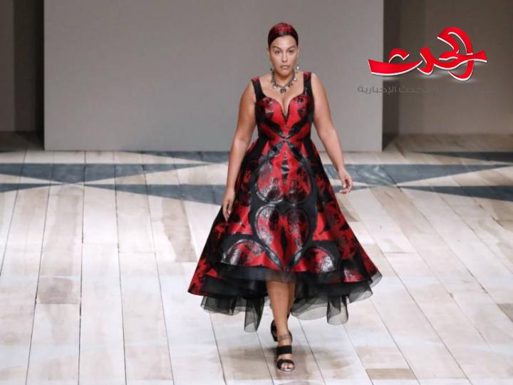 عرض أزياء تاريخي لدار" مكوين" والأحمر فيه سيد الالوان