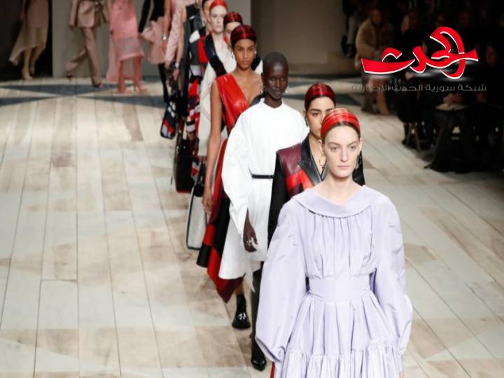 عرض أزياء تاريخي لدار" مكوين" والأحمر فيه سيد الالوان