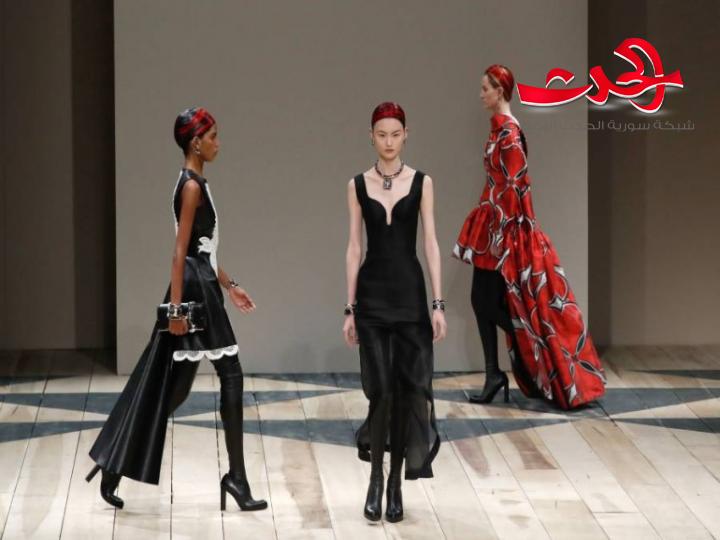 عرض أزياء تاريخي لدار" مكوين" والأحمر فيه سيد الالوان