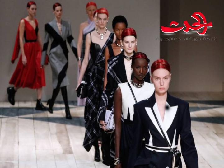 عرض أزياء تاريخي لدار" مكوين" والأحمر فيه سيد الالوان