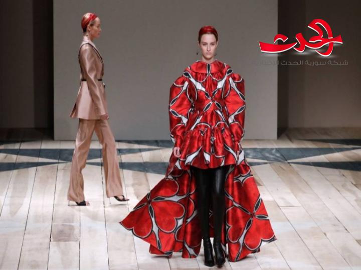عرض أزياء تاريخي لدار" مكوين" والأحمر فيه سيد الالوان