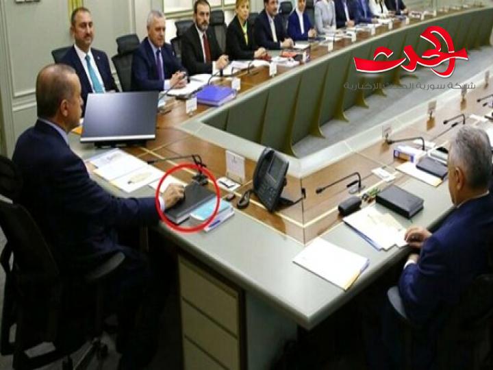 ما سر الدفتر الأسود الذي يحمله اردوغان في اجتماعاته؟