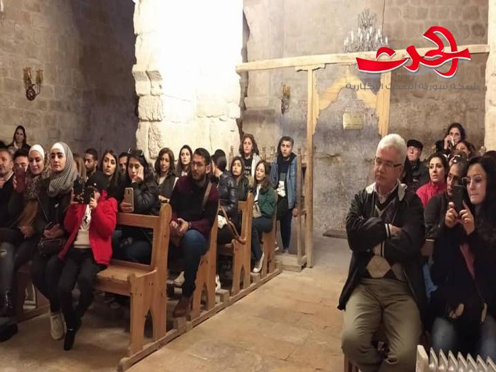 رحلة علمية سياحية شارك فيها عدد من الأدلاء السياحيين وطلاب كليات السياحة والآثار والعمارة