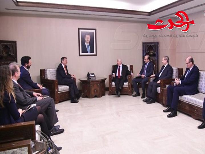 الوزير المعلم للصليب الاحمر: أهمية التزام الصليب الأحمر بمبادئ العمل الإنساني وعدم السماح بتسييس بعض مشاريعه