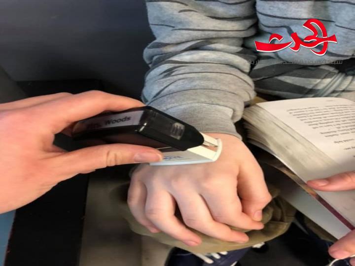 بهذه الطريقة معلمة تشجع طلابها على غسل ايديهم أكثر من مرة وقاية من كورونا