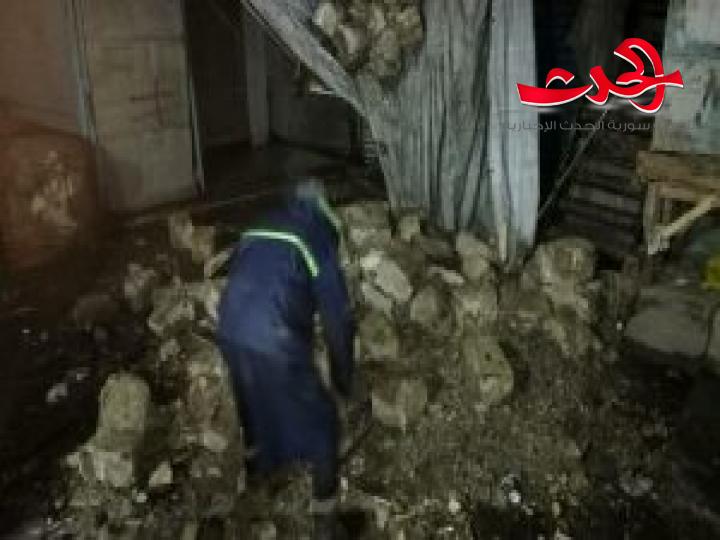 انهيار جزء من جدار لمنزل قديم قبالة تجمع باب المزار في الللاذقية