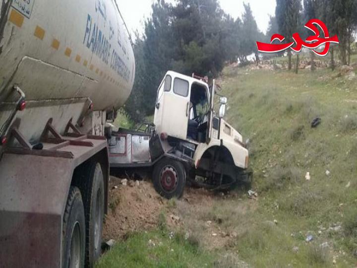 وفاة شخصان على طريق حمص/ تدمر بحادث تصادم بين صهريج غاز وسيارة