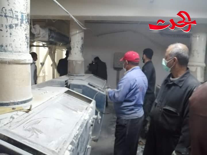 عمال مطحنة اليرموك يواصلون العمل ليل نهار لتأمين الطحين للمخابز 