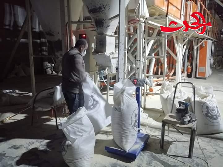 عمال مطحنة اليرموك يواصلون العمل ليل نهار لتأمين الطحين للمخابز 