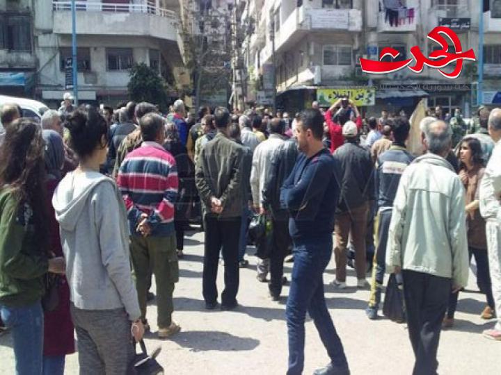  بائعو خضار في اللاذقية يعترضون على نقل سوق شعبي في اللاذقية إلى سوق جديد تم تجهيزه.. والمحافظة 