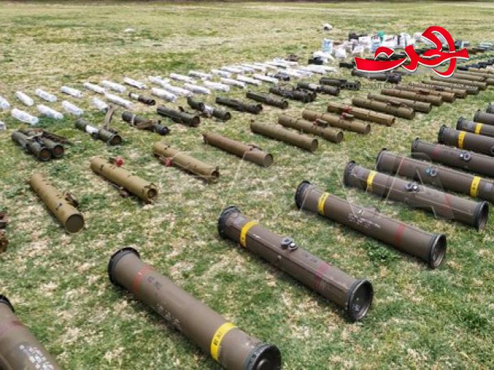 شاهد بالصور.. اسلحة وذخائر حربية واجهزة اتصال في مخلفات ارهابيي درعا والسويداء