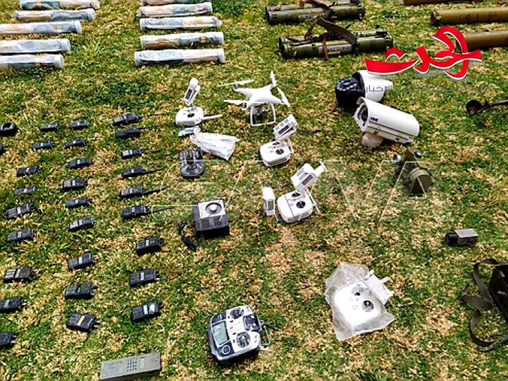 شاهد بالصور.. اسلحة وذخائر حربية واجهزة اتصال في مخلفات ارهابيي درعا والسويداء