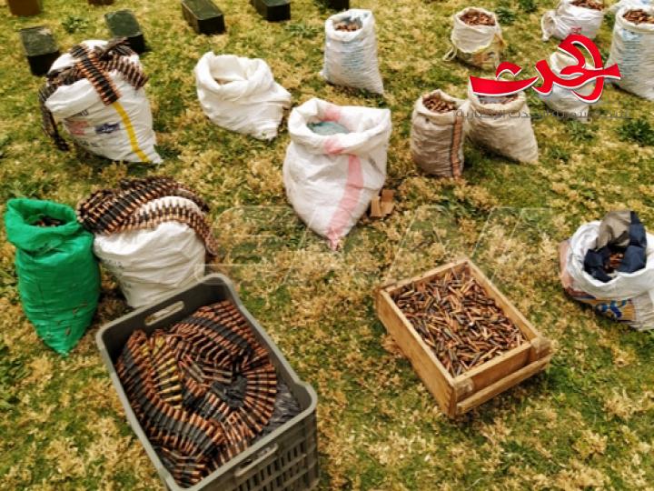 شاهد بالصور.. اسلحة وذخائر حربية واجهزة اتصال في مخلفات ارهابيي درعا والسويداء
