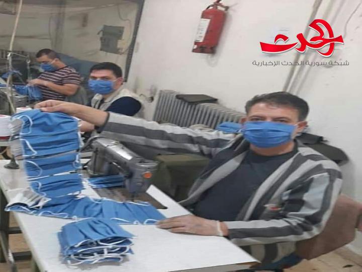 شاهد بالصور... سجناء سجن دمشق المركزي يتصدون لكورونا ويصنعون الكمامات