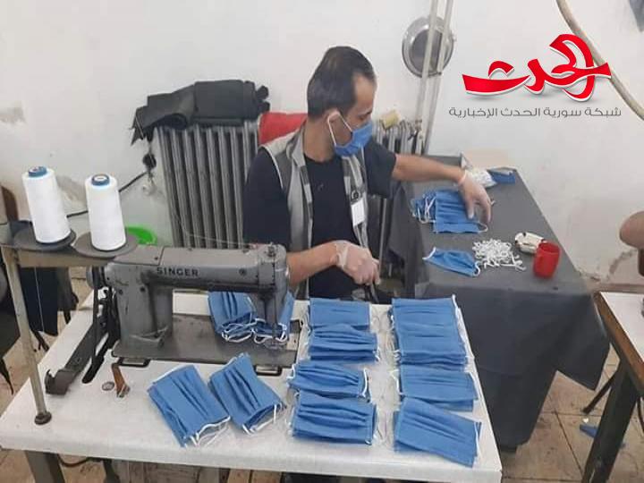شاهد بالصور... سجناء سجن دمشق المركزي يتصدون لكورونا ويصنعون الكمامات