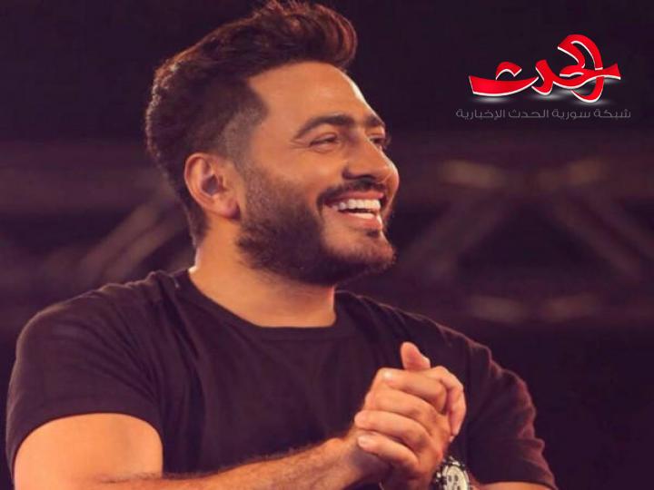 الفنان المصري تامر حسني يغازل أبطال مسلسل مقابلة مع السيد آدم