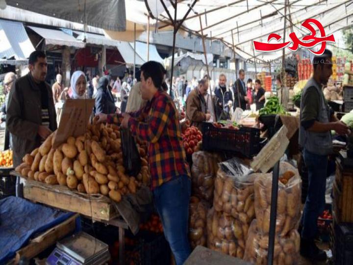 أسعار الخضار والفواكه تتم بالتشاور بين التموين وتجار سوق الهال