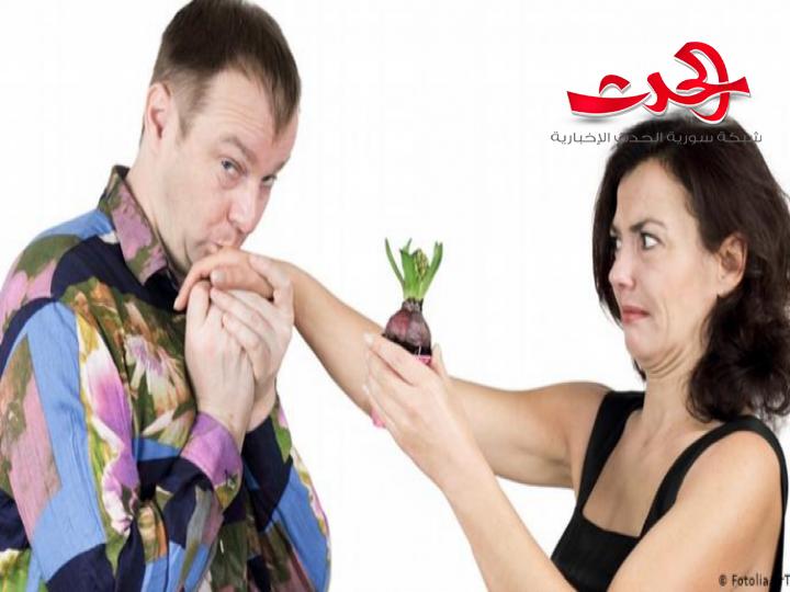 بعد أن رفض البكاء.. شابة صينية تعاقب حبيبها بالبصل