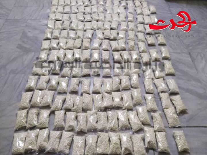 شخصان برفقة امرأة بقبضة العدالة يهربون الحشيش والمخدرات