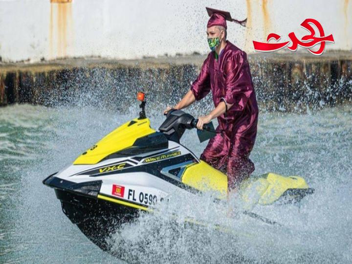 حفل تخرج على طريقة كورونا حفاظا على التباعد الجسدي