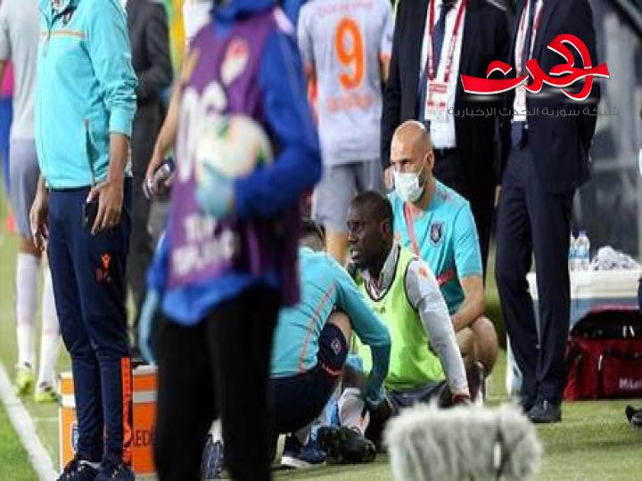 في زمن الكورونا.. لاعب يتلقى ضربة في المدرجات الخالية