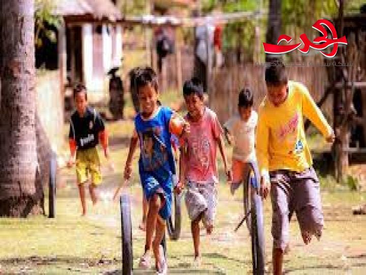 أمام عجزها عن إيقاف تفشي كورونا.. عمدة مدينة اندونيسية تسجد أمام حشود الاطباء