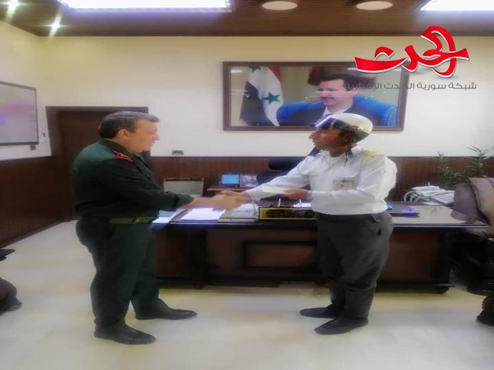 تكريم الشرطي حسن جدوع.. لايصاله طالبا متأخرا عن امتحاناته