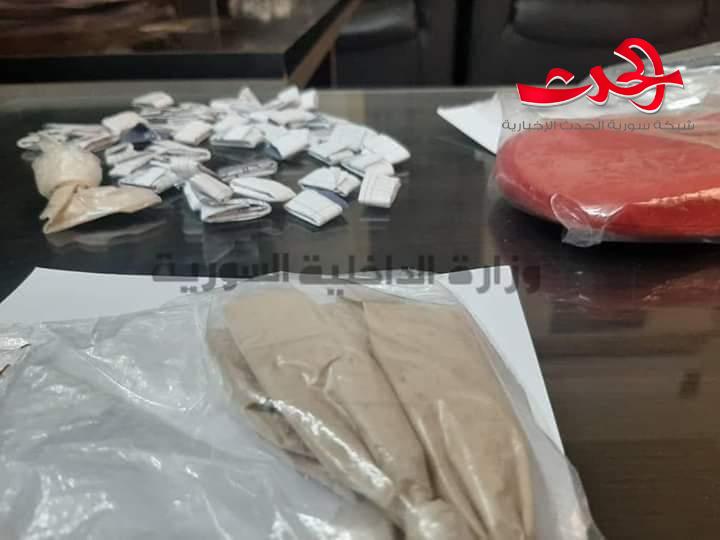 فرع مكافحة المخدرات يلقي القبض على امراة تستغل طفلها في ترويج المخدرات